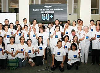 Dusit Thani Pattaya staff and management observe Earth Hour 2011 with hotel guests at the Lobby Lounge on March 26.